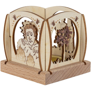 Der kleine Teelichthalter aus naturbelassenen Holz ist quadratisch und mit verschiedenen Blenden versehen. Zu sehen ist der böse Zwerg mit Feuerballen und das Zauberbäumchen. Mit einem Teelicht wird das Märchen gemütlich dargestellt.  Bild 2.