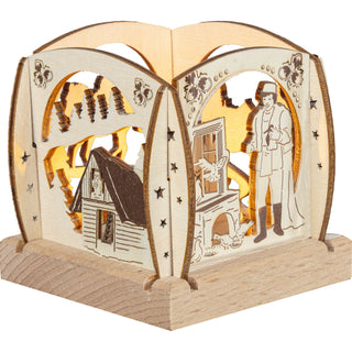 Der kleine Teelichthalter aus naturbelassenen Holz ist quadratisch und mit abgerundeten Enden und verschiedenen Blenden versehen. Dargestellt wird das Wintermärchen vom Aschenbrödel. An zwei von vier Seiten wird der Prinz mit dem Schuh und die Eule Rosalie in der Scheune gezeigt. Mit einem Teelicht könnte man das Märchenbild gemütlich erhellen.