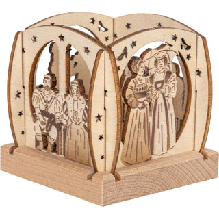Der kleine Teelichthalter aus naturbelassenen Holz ist quadratisch und mit abgerundeten Enden und verschiedenen Blenden versehen. Dargestellt wird das Märchen vom Aschenbrödel. An zwei von vier Seiten wird die Stieffamilie und das Königspaar gezeigt. Mit einem Teelicht könnte man das Märchen gemütlich aufhellen. Bild 4.