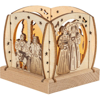 Der kleine Teelichthalter aus naturbelassenen Holz ist quadratisch und mit abgerundeten Enden und verschiedenen Blenden versehen. Dargestellt wird das Märchen vom Aschenbrödel. An zwei von vier Seiten wird die Stieffamilie und das Königspaar gezeigt. Mit einem Teelicht wird das Märchen gemütlich dargestellt. Bild 2.