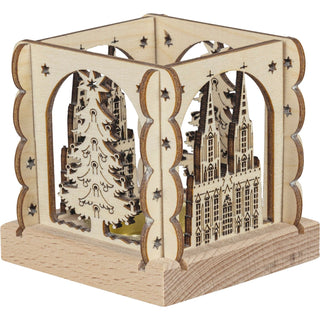 Die Laterne aus Holz wird hergestellt im traditionsreichen Erzgebirge. Auf zwei Seiten des Teelichthalters ist detailreich der Kölner Dom dargestellt, während die anderen beiden Seiten einen Weihnachtsbaum zeigen. Hier ist die unbeleuchtete Laterne dargestellt.