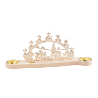 Mini-Kerzenhalter aus hellem Holz in Form eines Schwibbogens mit zwei Teelichthaltern an den Seiten: Die filigrane Szenerie zeigt Schneemann, Kinder, Bäume und eine Kirche, verziert mit kleinen Laternen auf dem Bogen.