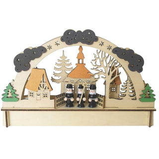 LED-Holz-Lichterbogen mit einem kleinen Dorfmotiv: Im Zentrum steht eine Kirche mit orangefarbenem Dach und Turm, flankiert von zwei Häusern mit braunen Dächern. Davor stehen drei Kurrendefiguren. Die Szene ist von einem Bogen mit Wolken, Sternen und Bäumen eingerahmt.