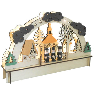 Beleuchteter LED-Holz-Lichterbogen mit einem kleinen Dorfmotiv: Im Zentrum steht eine Kirche mit orangefarbenem Dach und Turm, flankiert von zwei Häusern mit braunen Dächern. Davor stehen drei Kurrendefiguren. Die Szene ist von einem Bogen mit Wolken, Sternen und Bäumen eingerahmt. Schräge Ansicht