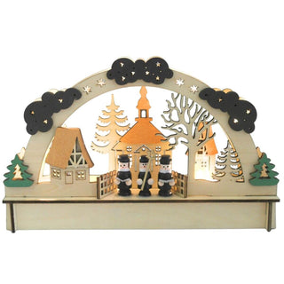 Beleuchteter LED-Holz-Lichterbogen mit einem kleinen Dorfmotiv: Im Zentrum steht eine Kirche mit orangefarbenem Dach und Turm, flankiert von zwei Häusern mit braunen Dächern. Davor stehen drei Kurrendefiguren. Die Szene ist von einem Bogen mit Wolken, Sternen und Bäumen eingerahmt.