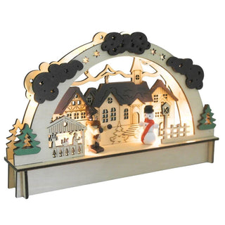 Beleuchteter LED-Holz-Lichterbogen mit einem liebevoll gestalteten Dorfmotiv: Mehrere Häuser mit detaillierten Fenstern und Dächern sowie eine Kirche mit Turm stehen im Zentrum. Links und rechts rahmen zwei Bäume die Szene ein. Im Vordergrund befinden sich eine Holzfigur in Winterkleidung und ein Schneemann mit rotem Schal und schwarzem Hut. Ein Bogen mit Sternen und Wolken überspannt das gesamte Arrangement. Schräge Ansicht