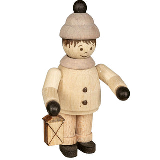 Miniatur Junge mit Laterne, natur, 5 cm. Die Miniatur trägt einen Hut und einen Schal und hält in der rechten  nad eine Laterne. Der laternenjunge trägt einen Mantel mit zwei Knöpfen und schwarze Schuhe.