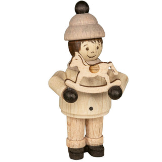 Die Abbildung zeigt eine Holzfigur einer Person, die einen Hut trägt und ein kleines Holzschaukelpferd hält. Die Figur hat bemalte Gesichtszüge und ist in schlichter Kleidung mit schwarzen Schuhen gekleidet.