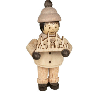 Die Abbildung zeigt die Miniatur die einen Winterhut und einen Mantel trägt und einen Schwibbogen hält. Die Figur hat schwarze Schuhe und Handschuhe, und das Gesicht ist mit einfachen Merkmalen wie Augen, Augenbrauen, Nase und Mund bemalt.