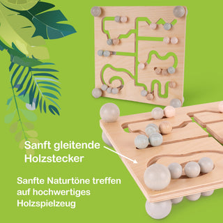 Zwei Holzspielzeuge mit beweglichen, rund geformten Holzsteckern auf einem grünen Hintergrund. Die Spielzeuge bestehen aus hellem Holz und enthalten Bahnen, in denen die Stecker sanft gleiten können. Links im Bild sind grüne Blätter zu sehen. Der Text auf dem Bild lautet: ‚Sanft gleitende Holzstecker‘ und ‚Sanfte Naturtöne treffen auf hochwertiges Holzspielzeug‘.