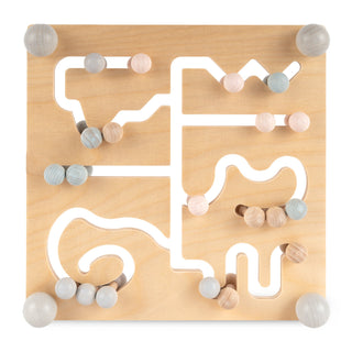 Quadratisches Holzspielzeug mit einem Labyrinth aus weißen Linien. Entlang der Linien befinden sich bewegliche Holzkugeln in Grau, Rosa, Blau und Naturfarben. Das Spielzeug fördert die Feinmotorik und ist für Kinder geeignet.