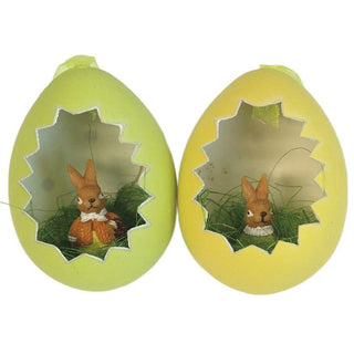 2er Set Ostereier zum Hängen in gelb und grün. In den Eierschalen sitzen zwei Osterhasen im Ostergras.