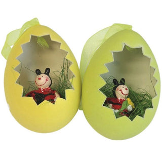 2er Set Ostereier zum Hängen in gelb und grün. In den Eierschalen sitzen zwei Marienkäfer im Ostergras.