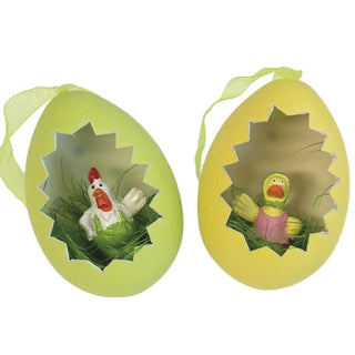2er Set Ostereier zum Hängen in gelb und grün. In den Eierschalen sitzen zwei Hühnchen im Ostergras.