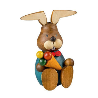 Blau gekleideter Osterhase mit einem Eis in der Hand