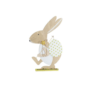 Deko-Osterhase aus Holz mit einem weißen Osterei mit grünen Punkten