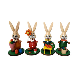 4 farbenfrohe Osterhasen mit Ostereiern, Blume und Karotten