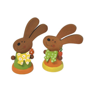 Zwei Dekofiguren Osterhasen in orange und grün, einem osterei und einer Karotte in der Hand.