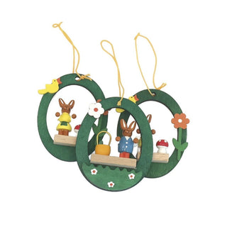 Grünfarbene Ostereier aus Holz, zum Hängen, mit farbigen Osterhasen in der Mitte