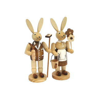 Naturfarbenes Osterhasenpaar, Gärtner mit Karotte und Rechen und Gärtnerin mit Gießanne und Blumen