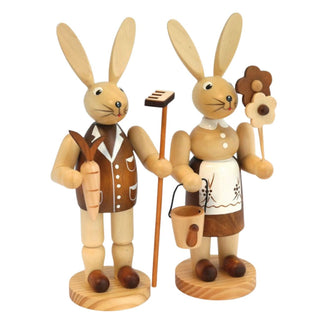 Naturfarbenes Osterhasenpaar, Gärtner mit Karotte und Rechen und Gärtnerin mit Gießanne und Blumen