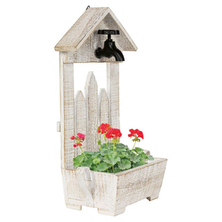 Das Pflanzgefäß aus Holz besteht aus einem Pflanztopf für mehrere Pflanzen, einer dekorativen Zaunreihe und einem kleinen Dekodach mit einem schwarzen Deko-Wasserhahn_3