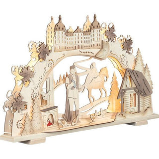 Seitlich ist hier der elektrische Schwibbogen vom bekannten Wintermärchen Aschenbrödel abgebildet. Die Schattierungen zeigen detailgetreue Filmausschnitte. Bis auf die rote Feuerstelle im Kamin und dem gefundenen blauen Schuh ist das Motiv naturfarben gestaltet. Der Prinz mit dem Schuh, die Prinzessin zu Pferd, das prunkvolle Schloss Moritzburg, die Tauben, die Eule Rosalie in ihrer Scheune und die drei Haselnüsse als Umrandung lassen den Märchenzauber unter Beleuchtung wirken. Bild 2.