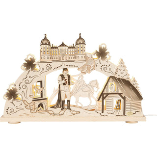 Auf dem 10-flammigen-elektrischen Lichterbogen ist das bekannte Wintermärchen vom Aschenbrödel dargestellt. Durch die Schattierungen werden detailgetreu Filmausschnitte gezeigt. Der Prinz mit dem Schuh, die Prinzessin zu Pferd, das prunkvolle Schloss Moritzburg, die Tauben, die Eule Rosalie und die drei Haselnüsse lassen den Märchenzauber unter Beleuchtung wirken. Bild 1.