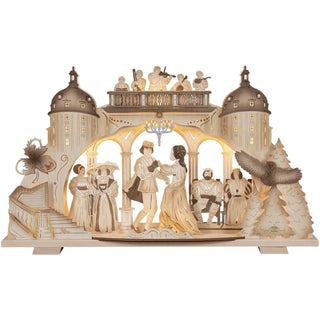 Ein besonderer Blickfang aus Holz. Der elektrische Bogen bringt mit den schattierten Akzenten das Märchen vom Aschenbrödel detailgetreu wieder. Im Vordergrund zu sehen ist das tanzte Prinzenpaar. Obendrüber spielt die  Kapelle auf dem Schlossbalkon. Das Königspaar und die Stieffamilie sind stauend im Tanzsaal. An den Seiten ist die Eule Rosalie, die 3 Haselnüsse abgebildet. Die Schlosstürme und die berühmten Stufen mit dem verlorenen Schuh sind ebenso auf dem leuchtendem Bogen dargestellt. Bild 2.