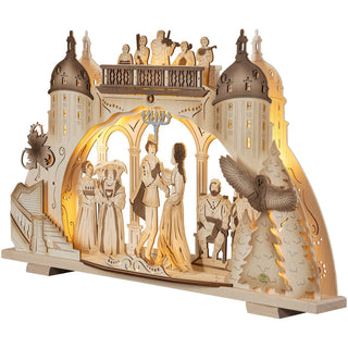 Hier seitlich dargestellt. Der elektrische Bogen mit den schattierten Akzenten vom Märchen Aschenbrödel. Im Vordergrund zu sehen ist das tanzte Prinzenpaar. Obendrüber spielt die  Kapelle auf dem Schlossbalkon. Das Königspaar und die Stieffamilie sind stauend im Tanzsaal. An den Seiten ist die Eule Rosalie, die 3 Haselnüsse abgebildet. Die Schlosstürme und die berühmten Stufen mit dem verlorenen Schuh sind ebenso auf dem leuchtendem Bogen dargestellt. Bild 4.