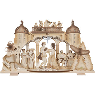 Ein besonderer Blickfang aus Holz. Der elektrische Bogen bringt mit den schattierten Akzenten das Märchen vom Aschenbrödel detailgetreu wieder. Im Vordergrund zu sehen ist das tanzte Prinzenpaar. Obendrüber spielt die  Kapelle auf dem Schlossbalkon. Das Königspaar und die Stieffamilie sind stauend im Tanzsaal. An den Seiten ist die Eule Rosalie, die 3 Haselnüsse abgebildet. Die Schlosstürme und die berühmten Stufen mit dem verlorenen Schuh sind ebenso auf dem unbeleuchtetem Bogen dargestellt. Bild 3.