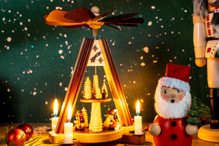 Erzgebirgische Weihnachts-Pyramide aus Holz mit Figuren – handgefertigt in Seiffen