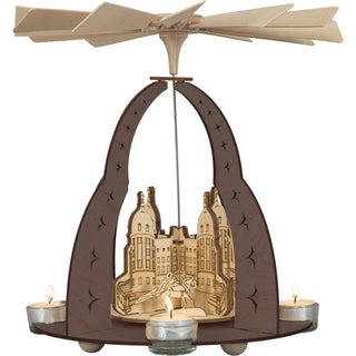 Eine wunderschöne Teelichtpyramide aus Holz mit verschiedenen Schattierungen. Das Motiv spiegelt das Weihnachtsmärchen vom Aschenbrödel wieder. Die Prinzessin reitet auf das Schloss Moritzburg zu, um den Ball rechtzeitig zu erreichen.
