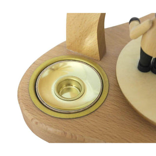 Sechs Pyramidenadapter Kerzenhalter aus Holz und Metall, die zum Umbau von Teelichten auf Pyramidenkerzen verwendet werden. Detailfoto von einer Pyramide