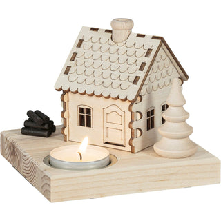 Räucherhaus mit Holzstapel und gedrechseltem Baum als Teelichthalter