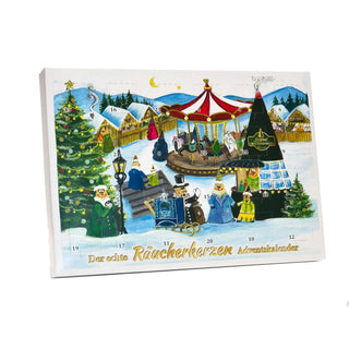 Räucherkerzen Adventskalender im Querformat mitbedruckter Vorderseite auf der eine Weihnachtsmarktszene aus Räucherkerzenfiguren zu sehen ist und 24 Kalendertürchen. Mit 24 verschiedenen Räucherkerzen -düften befüllt.