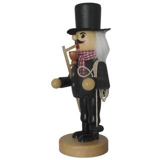 Ein Räuchermann "Schornsteinfeger" steht auf einem runden Sockel. Er trägt schwarze Kleidung mit goldenen Knöpfen, einen hohen schwarzen Hut, eine rot-weiß karierte Halsbinde und hat weißes Haar. In der Hand hält er einen Besen und ein Seil mit Gewicht, im Mund steckt eine Pfeife. Seitenansicht