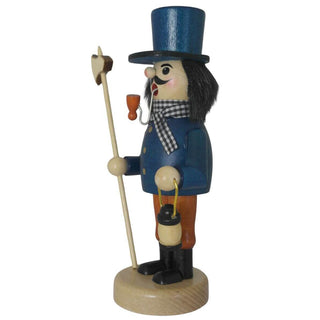 Ein Räuchermann "Nachtwächter" steht auf einem runden Sockel. Er trägt einen blauen Mantel mit goldenen Knöpfen, einen blaue Zylinder, braune Hose und schwarze Stiefel. Der bärtige Mann hat ein Pfeifchen im Mund, hält eine Axt in der einen Hand und eine kleine Laterne in der anderen. Seitenansicht