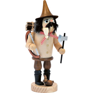 Holzfigur eines Waldarbeiters mit Pfeife, Axt und Säge, trägt einen braunen Hut und hat ein kleines Kaninchen zu seinen Füßen.