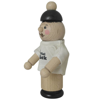 Räuchermännchen mit rundem Kopf, schwarzem Hut und weißem Hemd. Auf dem Hemd ist ein vierblättriges Kleeblatt und der Text "viel Glück" gedruckt._Seitenansicht rechts