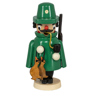 Räuchermännchen Mini "Jäger", etwa 9 cm groß, mit grüner Kleidung, Pfeife, zwei Holzenten und einem Gewehr auf dem Rücken.