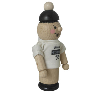 Ein traditioneller Räuchermann aus dem Erzgebirge, gefertigt aus Holz. Er trägt ein weißes T-Shirt mit der Aufschrift "Glück auf Erzgebirge" und zwei gekreuzten Hämmern darunter. Sein Gesicht ist freundlich bemalt, und er hat eine schwarze Mütze auf dem Kopf. Seitenansicht links