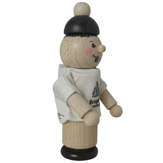 Ein hölzerner Räuchermann mit schwarzem Hut und weißem Hemd, auf dem "Erzgebirge natur pur" steht. Seitenansicht links