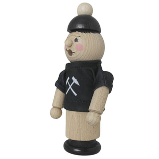 Ein hölzernes Räuchermännchen mit schwarzem Hut und schwarzem Hemd, das zwei gekreuzte Werkzeuge zeigt. Es steht auf einem runden Sockel und hat ein freundliches Gesicht.