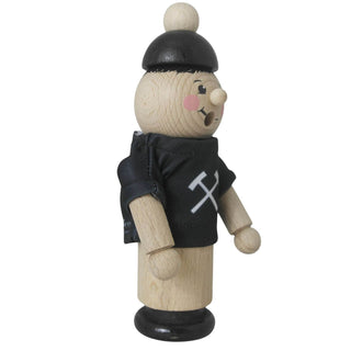 Ein hölzernes Räuchermännchen mit schwarzem Hut und schwarzem Hemd, das zwei gekreuzte Werkzeuge zeigt. Es steht auf einem runden Sockel und hat ein freundliches Gesicht.