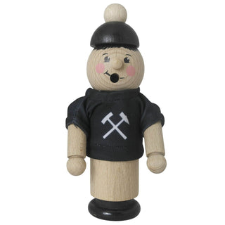 Ein hölzernes Räuchermännchen mit schwarzem T-Shirt, auf dem Schlägel und Eisen abgebildet sind. Es hat ein rundes Gesicht, rosa Wangen, einen schwarzen Hut und ein Loch im Mund für den Rauch.