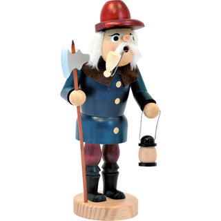 Holzfigur eines Nachtwächters mit rotem Hut, weißem Haar und Schnurrbart. Die Figur trägt eine blaue Uniform mit goldenen Knöpfen, hält in der linken Hand eine Laterne und in der rechten Hand eine Hellebarde.