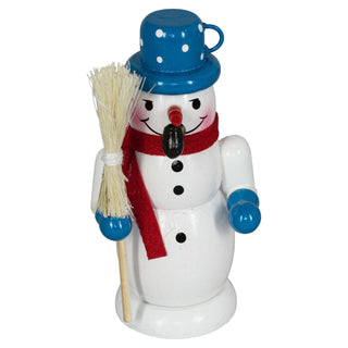 Ein Räuchermännchen aus Holz in Form eines Schneemanns, der einen Besen hält. Der Schneemann trägt einen blauen Hut mit weißen Punkten, blaue Handschuhe und einen roten Schal. Er hat eine rote Nase, schwarze Augen und Knöpfe sowie ein freundliches Lächeln.