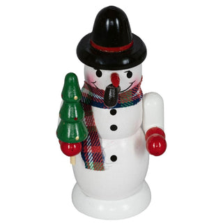 Ein Räuchermännchen aus Holz in Form eines Schneemanns, der einen schwarzen Hut und einen bunten Schal trägt. Der Schneemann hält eine kleine grüne Tanne in der linken Hand und hat rote Handschuhe an. Das Räuchermännchen ist 10 cm groß.