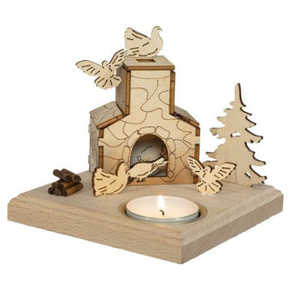 Auf einer Sockelplatte befindet sich ein Räucherkamin mit Tauben. Ein Teelicht kann auf die entsprechende Aussparung eingesetzt werden. Komplett aus Holz hergestellt.